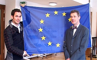 Stefan Zwanzger & Dr. Gerhard Sabathil mit EU-Flagge